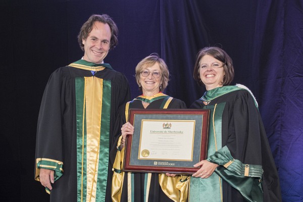 La nouvelle docteure d'honneur, Marie Deschamps, en compagnie du doyen Lebel-Grenier et de la vice-rectrice aux &eacute;tudes, la Pre Lucie Laflamme. 