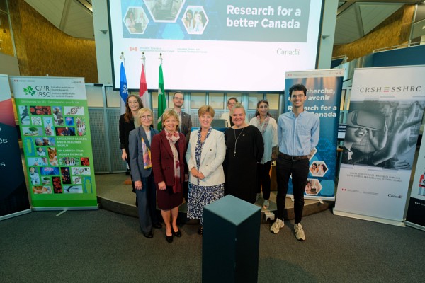 L&rsquo;Universit&eacute; de Sherbrooke est fi&egrave;re d&rsquo;avoir &eacute;t&eacute; choisie par le gouvernement f&eacute;d&eacute;ral pour son annonce de soutien octroy&eacute; &agrave; plus de 6900 personnes chercheuses et &eacute;tudiantes dans toutes les r&eacute;gions du Canada. Sur l&rsquo;image : Roseann O&rsquo;Reilly Runte, PDG de la FCI; &Eacute;lisabeth Bri&egrave;re, d&eacute;put&eacute;e f&eacute;d&eacute;rale de Sherbrooke; Marie-Claude Bibeau, ministre du Revenu national; Anne Lessard, doyenne de la Facult&eacute; d'&eacute;ducation; Marie-Sophie Lachance, &eacute;tudiante &agrave; la ma&icirc;trise et boursi&egrave;re IRSC; Marc-Antoine Lauzon, professeur au D&eacute;partement de g&eacute;nie chimique et de g&eacute;nie biotechnologique; Anick Lessard, doyenne de la Facult&eacute; des lettres et sciences humaines; Sawsen Lakhal, vice-doyenne aux &eacute;tudes sup&eacute;rieures &agrave; la Facult&eacute; d'&eacute;ducation; Fr&eacute;d&eacute;ric Diotte, &eacute;tudiant au doctorat en t&eacute;l&eacute;d&eacute;tection et auxiliaire d'enseignement.