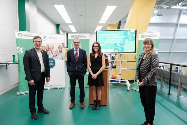Lors du lancement de la chaire le 21 octobre. Sur la photo : professeur Jean-Pierre Perreault, vice-recteur &agrave; la recherche et aux &eacute;tudes sup&eacute;rieures; Jean-Luc Gravel et Brigitte Breton, les deux donateurs ayant rendu possible la cr&eacute;ation de cette chaire; et professeure Isabelle Dionne, doyenne de la FASAP.