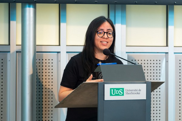 Alitzel Lopez Sanchez (D&eacute;partement d'informatique, Facult&eacute; des sciences)&nbsp;r&eacute;alise son projet de recherche sous la supervision du professeur Manuel Lafond.