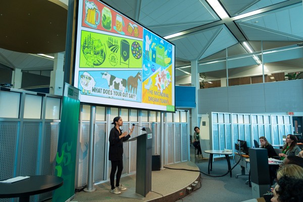 Vaibhavi Bele (D&eacute;partement de g&eacute;nie chimique et biotechnologique, Facult&eacute; de g&eacute;nie) r&eacute;alise sa recherche sous la supervision&nbsp;de la professeure Esma Ines Achouri.