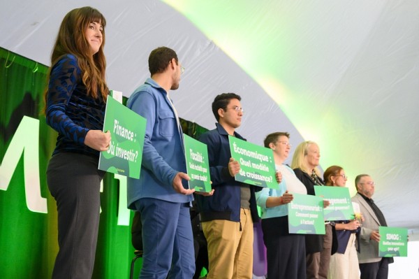 Les repr&eacute;sentants de l&rsquo;Observatoire BMO en gestion du d&eacute;veloppement durable sur sc&egrave;ne lors de la c&eacute;r&eacute;monie de cl&ocirc;ture de la Grande Campagne Choisir de changer l&rsquo;avenir de l&rsquo;Universit&eacute; de Sherbrooke.