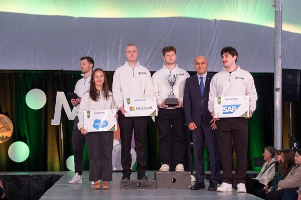 Les repr&eacute;sentants de la Zone d&rsquo;excellence num&eacute;rique (ZEN) et le NeuroTechno Lab sur sc&egrave;ne lors de la c&eacute;r&eacute;monie cl&ocirc;ture de la Grande Campagne Choisir de changer l&rsquo;avenir de l&rsquo;Universit&eacute; de Sherbrooke.