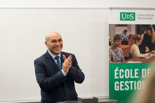 Pr&nbsp;Abdelouahab Mekki Berrada, doyen de l&rsquo;&Eacute;cole de gestion, en train de remercier les personnes pr&eacute;sentes.