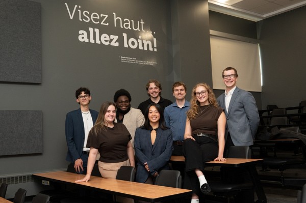 Les repr&eacute;sentants de la communaut&eacute; &eacute;tudiante lors de l&rsquo;&eacute;v&eacute;nement VIP, de gauche &agrave; droite: Akiam Smith, L&eacute;anne Tamburini, Ritch Dir&eacute;ny Doresca, &nbsp;Kim&eacute;lie Daviault, C&eacute;drick St-Laurent, Xavier Demers, &Egrave;ve-Marie Levac et &Eacute;tienne Lessard.