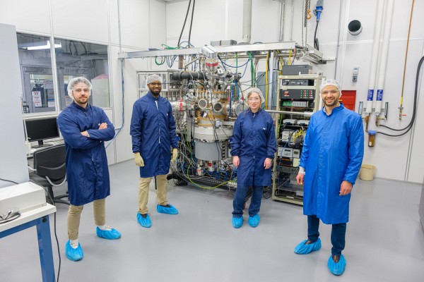 Pr Abderrouf Boucherif, Laurie Mouchel, Thierno Mamoudou Diallo et Valentin Daniel devant des &eacute;quipements d'&eacute;pitaxie.