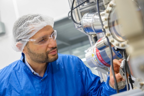 Abderraouf Boucherif, professeur&nbsp;en g&eacute;nie m&eacute;canique &agrave; l&rsquo;Universit&eacute; de Sherbrooke, et membre du 3IT et du LN2, est responsable du projet PEELER. Il est &eacute;galement membre du Centre qu&eacute;b&eacute;cois sur les mat&eacute;riaux fonctionnels (CQMF).