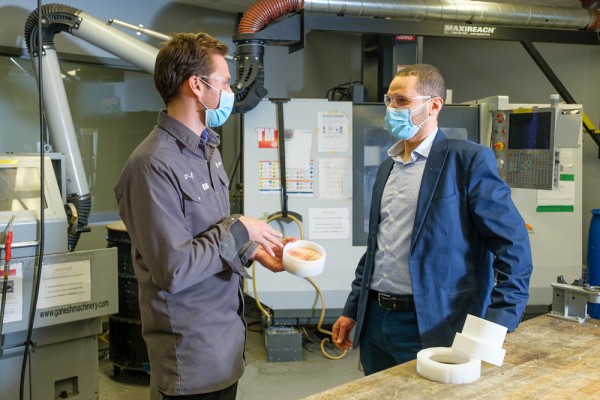 Philippe-Olivier Provost a travaill&eacute; avec le Pr&nbsp;Abderraouf Boucherif pour le d&eacute;veloppement de l'appareil qui fabrique les substrats.