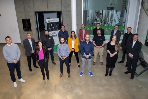 Plusieurs repr&eacute;sentants et repr&eacute;sentantes des partenaires se sont donn&eacute; rendez-vous tout juste &agrave; c&ocirc;t&eacute; de l'Usine-&eacute;cole Siboire qui prend doucement forme.