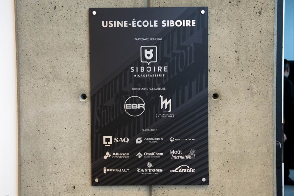 Plaque d&eacute;voil&eacute;e avec mention de tous les partenaires.