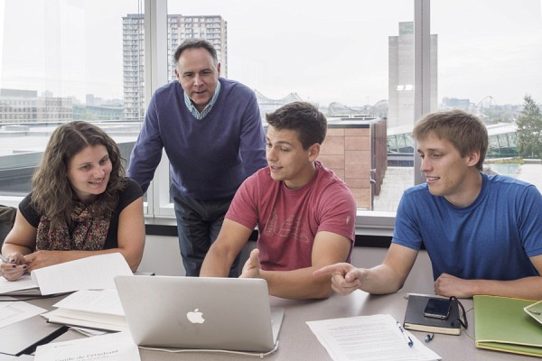 En classe avec les &eacute;tudiants de la ma&icirc;trise en environnement au Campus de Longueuil.