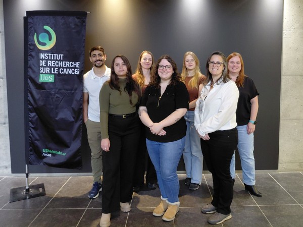 Membres du CASSI &ndash; &eacute;dition&nbsp;2026&nbsp;(de gauche &agrave; droite) : Roberto Daniel Machado Santisteban, Celia del Carmen Crespo Oliva, Fjolla Rexhepi, Jessica Lessard, Fr&eacute;d&eacute;rique Goulet, Martine Charbonneau et la Pre&nbsp;V&eacute;ronique Giroux. Membres du CASSI absents sur la photo&nbsp;: Sara Ali Akbari, Guillaume Caulier, Asma Laroui, Mozhdeh Namvarpour, Julite Quenum et Camille Theaud.