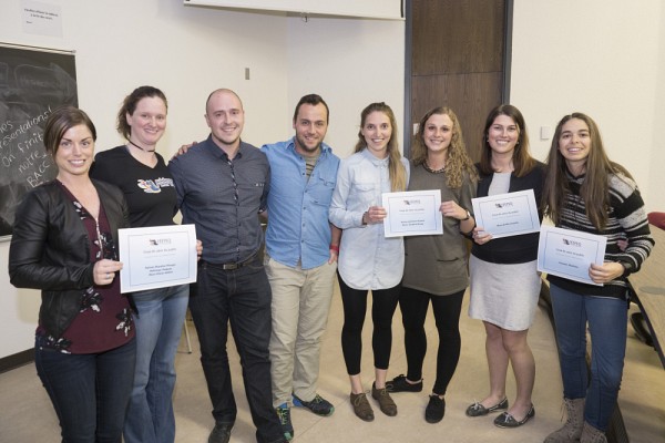 V&eacute;ronique Marchand, directrice des op&eacute;rations de la F&Eacute;&Eacute;PEQ, et les laur&eacute;ats des prix Coup de c&oelig;ur du public F&Eacute;&Eacute;PEQ.