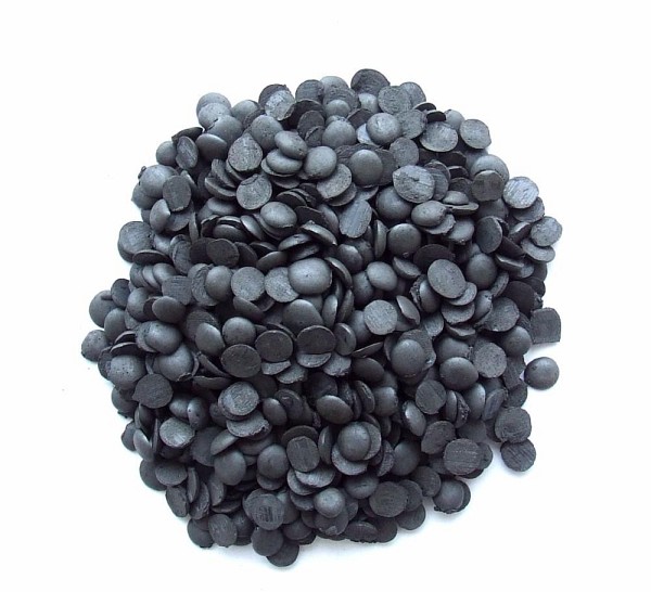 Des granules inject&eacute;es d'antiozonant 6PPD destin&eacute;es au traitement du caoutchouc, offertes en vente sur le site de commerce en ligne Alibaba.