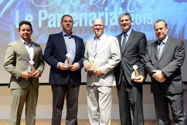 Les partenaires lors de la remise du prix : Oussama Moutanabbir de l'&Eacute;cole polytechnique de Montr&eacute;al, Paul G. Charette de l'Universit&eacute; de Sherbrooke, Claude Jean de Teledyne DALSA, Normand Bourbonnais du C2MI et Pascal Monette de l'ADRIQ.