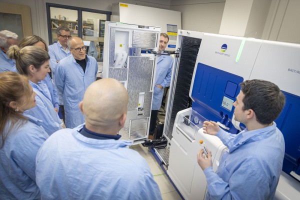 Visite du laboratoire de microbiologie et d'infectiologie.