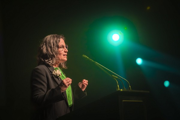 Mme Jos&eacute;e Ouellet, grande ambassadrice 2024, a livr&eacute; un t&eacute;moignage inspirant devant l'auditoire.
