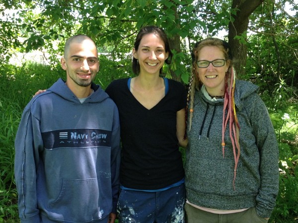 Xavier Miville-Desch&ecirc;snes, Lucie Trahan et Sylvie Lavoie, &eacute;tudiants au certificat en arts visuels, sur les lieux des Jardins r&eacute;invent&eacute;s de la Saint-Fran&ccedil;ois. Absente sur la photo : Marl&egrave;ne Libanus