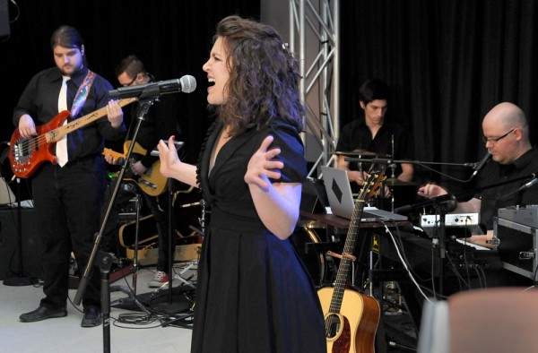 Emy Martineault-Rheault a interpr&eacute;t&eacute; avec brio la chanson Fly me to the moon, popularis&eacute;e par Frank Sinatra.