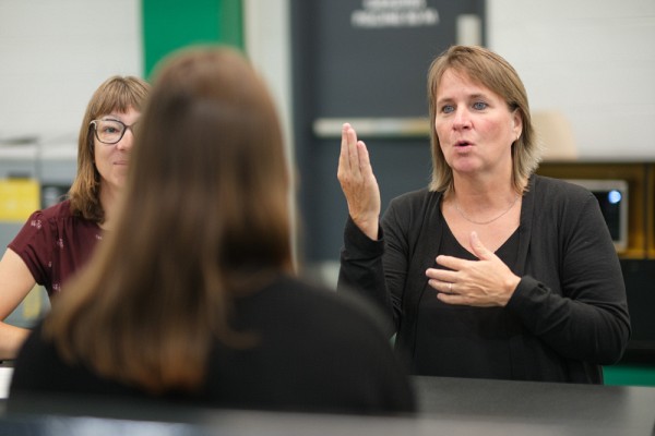 L'interpr&egrave;te Joanne Krog, signant l'&eacute;change entre Camille et moi lors de notre rencontre.