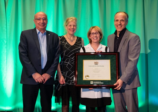 Sylvie Mathieu, entour&eacute;e du directeur g&eacute;n&eacute;ral du SSF, Serge Allary, de la Pre Christine Hudon, vice-rectrice aux &eacute;tudes et du Pr Pierre Cossette, recteur, lors de la C&eacute;r&eacute;monie annuelle de la qualit&eacute; de l'enseignement, en f&eacute;vrier 2019.