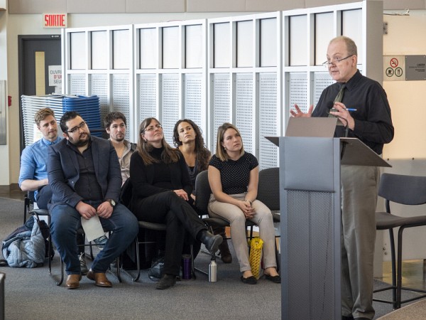 Les six participants, en attente du d&eacute;but des pr&eacute;sentations. &Agrave; l'animation, M. Pierre-Richard Gaudreault, vice-recteur associ&eacute; &agrave; la recherche, &agrave; l'innovation et &agrave; l'entrepreneuriat et Directeur g&eacute;n&eacute;ral du Service d'appui &agrave; la recherche, &agrave; l'innovation et &agrave; la cr&eacute;ation.