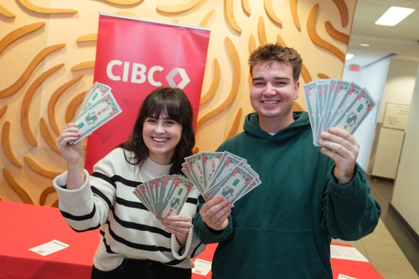 Les &eacute;tudiants Rosalie Gaucher et Xavier Gascon-Leduc &eacute;taient visiblement heureux de l'arriv&eacute;e de ces nouvelles bourses!