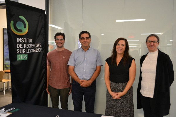 Les membres du jury (de gauche &agrave; droite) : Thomas Papineau-Valex, &eacute;tudiant au baccalaur&eacute;at en biochimie de la sant&eacute; &agrave; l'Universit&eacute; de Sherbrooke, Martin Par&eacute;, patient-partenaire &agrave; l'IRCUS, Jo&euml;lle Bouchard, conseill&egrave;re en communication &agrave; la Facult&eacute; de m&eacute;decine et des sciences de la sant&eacute; (FMSS), Marie-Jos&eacute;e Boucher, professeure-chercheuse &agrave; l'IRCUS au D&eacute;partement d'immunologie et de biologie cellulaire de la FMSS