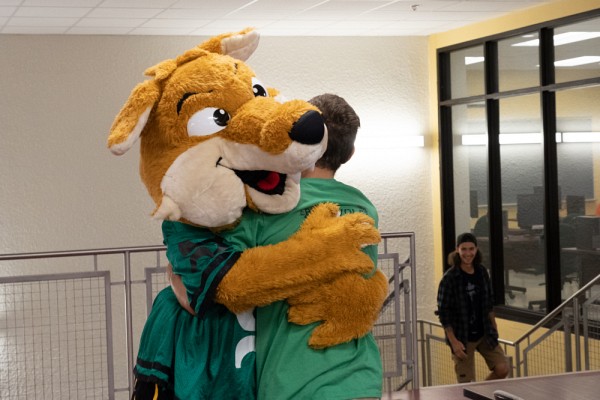 Lors de la Semaine de la joie, qui vise &agrave; r&eacute;duire le stress en p&eacute;riode d'examens, des &eacute;tudiants et &eacute;tudiantes re&ccedil;oivent des c&acirc;lins d'encouragement de la part de la mascotte Sherlo.