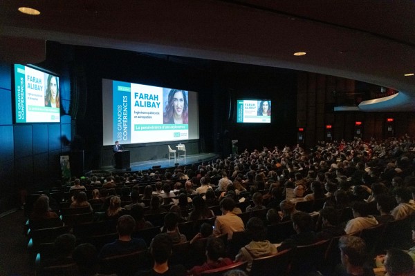 Plus de 1200 personnes &eacute;taient pr&eacute;sentes pour entendre le parcours de pers&eacute;v&eacute;rante de l'ing&eacute;nieure en a&eacute;rospatiale Farah Alibay, dans le cadre des Grandes Conf&eacute;rences de l'UdeS, tout juste avant l'&eacute;v&eacute;nement de lancement de bourses d'excellence Laurent et Claire B. Beaudoin.