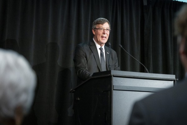 Le professeur Jean-Pierre Perreault, vice-recteur &agrave; la recherche et aux &eacute;tudes sup&eacute;rieures, est fier que l'UdeS puisse offrir les plus g&eacute;n&eacute;reuses bourses de son histoire aux &eacute;tudiantes et &eacute;tudiants en recherche, gr&acirc;ce &agrave; la pr&eacute;cieuse contribution de Laurent Beaudoin et Claire B. Beaudoin.