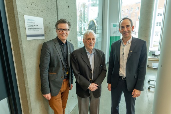Une plaque a &eacute;t&eacute; d&eacute;voil&eacute;e en l&rsquo;honneur du professeur &agrave; la retraite Bernard Coupal, fondateur du D&eacute;partement de g&eacute;nie chimique. Sur la photo : Patrik Doucet, vice-recteur aux ressources humaines et &agrave; la transformation num&eacute;rique; Jean Proulx, doyen de la Facult&eacute; de g&eacute;nie; et M. Bernard Coupal.