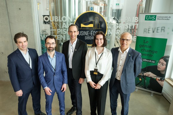 Pr Jo&euml;l Sirois, du D&eacute;partement de g&eacute;nie chimique; Jonathan Gaudreault, de la&nbsp;microbrasserie Siboire; Pr Jean Proulx, doyen de la Facult&eacute; de g&eacute;nie; Jade Lafrance, directrice du marketing de l&rsquo;Usine-&eacute;cole Siboire; et Pr Pierre Cosette, recteur.
