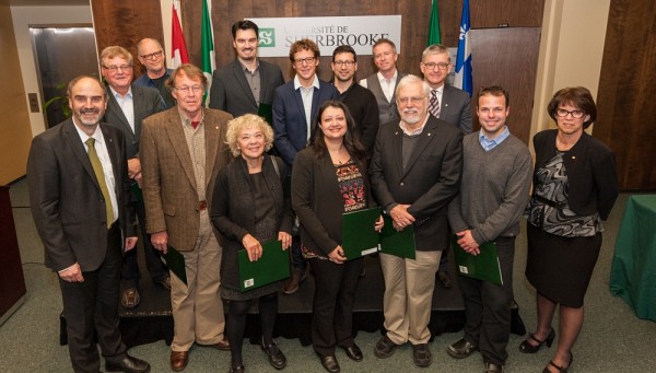 La c&eacute;r&eacute;monie a &eacute;galement soulign&eacute; l'obtention de prestigieux prix de recherche en 2014. Douze des chercheurs honor&eacute;s &eacute;taient pr&eacute;sents pour l'occasion.