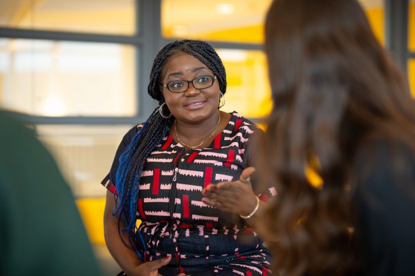 Brillele, doctorante en &eacute;ducation, raconte qu'elle a &eacute;t&eacute; surprise d'avoir &eacute;t&eacute; accueillie par sa directrice, la professeure Gabrielle Garon-Carrier, d&egrave;s son premier jour &agrave; l'UdeS.