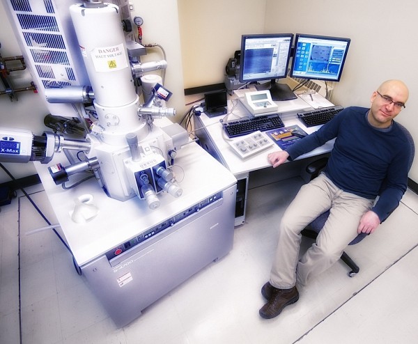 Le chercheur recourt &agrave; des &eacute;quipements de haute pr&eacute;cision, dont ce microscope, pour mener ses travaux.