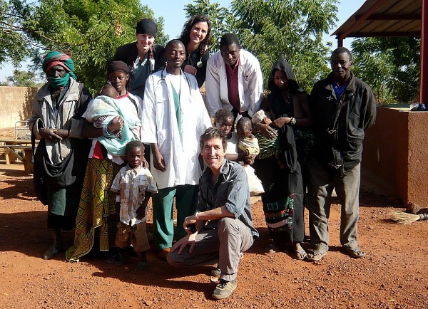 &Agrave; l&rsquo;avant, le professeur Fran&ccedil;ois Couturier avec des villageois au Mali.