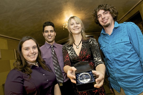 Quelques finissants ravis d'entreprendre leur carri&egrave;re.