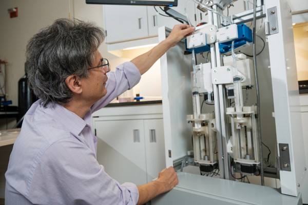 Le professeur Philippe Micheau avec un ventilateur liquidien
