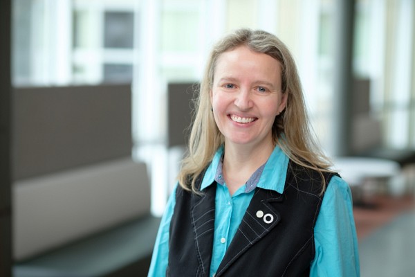 La professeure Fanie Pelletier est &eacute;galement membre du Centre de recherche sur le vieillissement (CdRV), du Centre de recherche en &eacute;cologie de l'Universit&eacute; de Sherbrooke &ndash; CREUS et du Centre de recherche en &eacute;cologie terrestre.