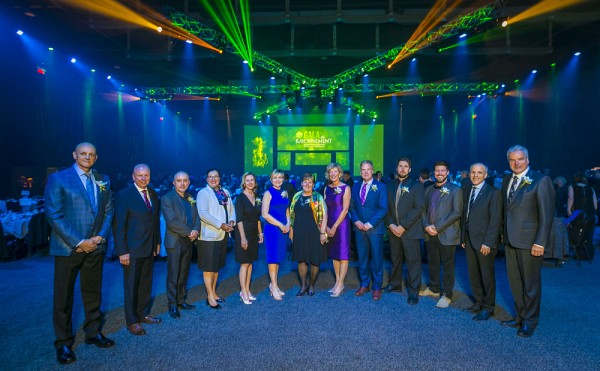 L'ensemble des Ambassadrices et Ambassadeurs 2017 accompagn&eacute;s du pr&eacute;sident de La Fondation, Me Luc R. Borduas et du recteur de l'Universit&eacute;, le Pr Pierre Cossette.