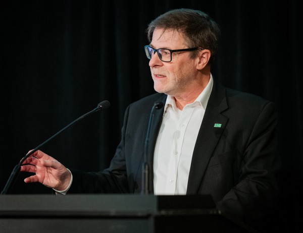Le doyen de la Facult&eacute; des sciences, Pr Armand Soldera, a livr&eacute; un discours d'ouverture inspirant pour lancer les activit&eacute;s de la journ&eacute;e. &laquo;&nbsp;La science nous enseigne que nous formons un tout avec l'Univers et la Nature. Il est temps pour nos d&eacute;cideurs de prendre la pleine mesure de cette r&eacute;alit&eacute; et d'agir en cons&eacute;quence.&nbsp;&raquo;