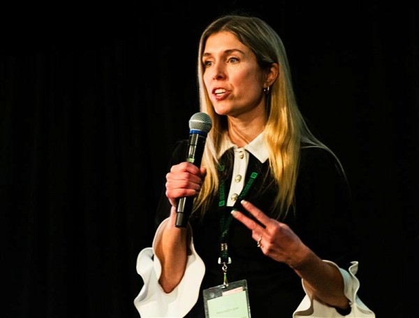 La professeure Marie-&Egrave;ve Carignan, du D&eacute;partement de communication, est aussi cotitulaire et&nbsp; directrice du P&ocirc;le M&eacute;dias de la&nbsp;Chaire UNESCO en pr&eacute;vention de la radicalisation et de l&rsquo;extr&eacute;misme violents. Elle&nbsp;a pris la parole &agrave; titre de conf&eacute;renci&egrave;re pour parler de d&eacute;sinformation en situation de crise.&nbsp;