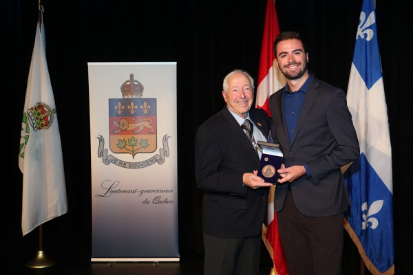 Anthony Desrochers, lors de la c&eacute;r&eacute;monie de remise