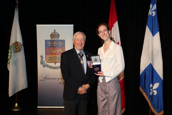 Am&eacute;lie G&eacute;linas, lors de la c&eacute;r&eacute;monie de remise
