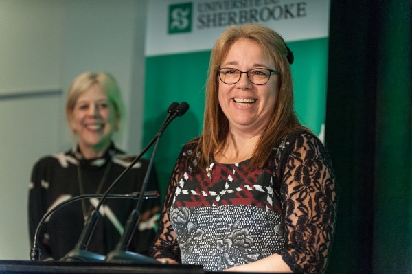 &Eacute;laine Caron, charg&eacute;e de cours &agrave; la Facult&eacute; d'&eacute;ducation, a re&ccedil;u le prix Grande distinction en enseignement universitaire.