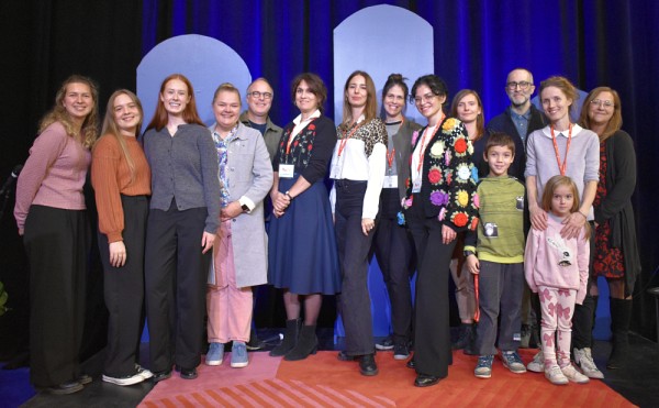 Voici des &eacute;tudiantes Passeuses de lecture, les laur&eacute;ates des Prix litt&eacute;raires, leurs &eacute;diteurs et plusieurs membres de la Facult&eacute; d&rsquo;&eacute;ducation, dont la professeure Anne Lessard, doyenne de la Facult&eacute; d&rsquo;&eacute;ducation, le professeur Martin L&eacute;pine, le professeur&nbsp;Matthieu Petit, vice-doyen &agrave; la formation, et la conseill&egrave;re p&eacute;dagogique Marie-H&eacute;l&egrave;ne Marcoux.