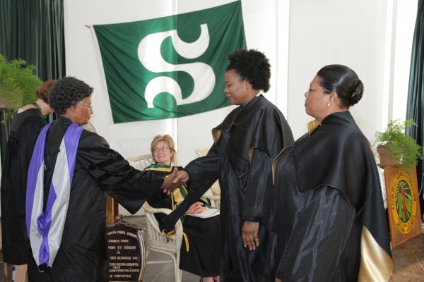 La doyenne de la FERA, Sr Zita, remet le Prix du meilleur m&eacute;moire professionnel (profil fran&ccedil;ais) &agrave; Chim&egrave;ne Gabriel V&eacute;v&eacute; et Philom&egrave;ne Maryse Pierre.