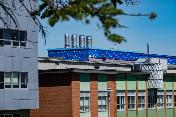 Quatre grandes chemin&eacute;es r&eacute;cup&egrave;rent maintenant la chaleur de l&rsquo;air expuls&eacute; des laboratoires de chimie.  