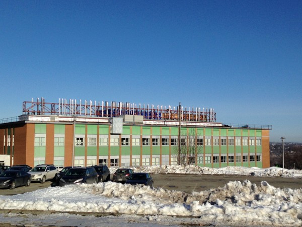 La soixantaine de chemin&eacute;es de hottes de la Facult&eacute; des sciences avant le projet de r&eacute;cup&eacute;ration de chaleur. 